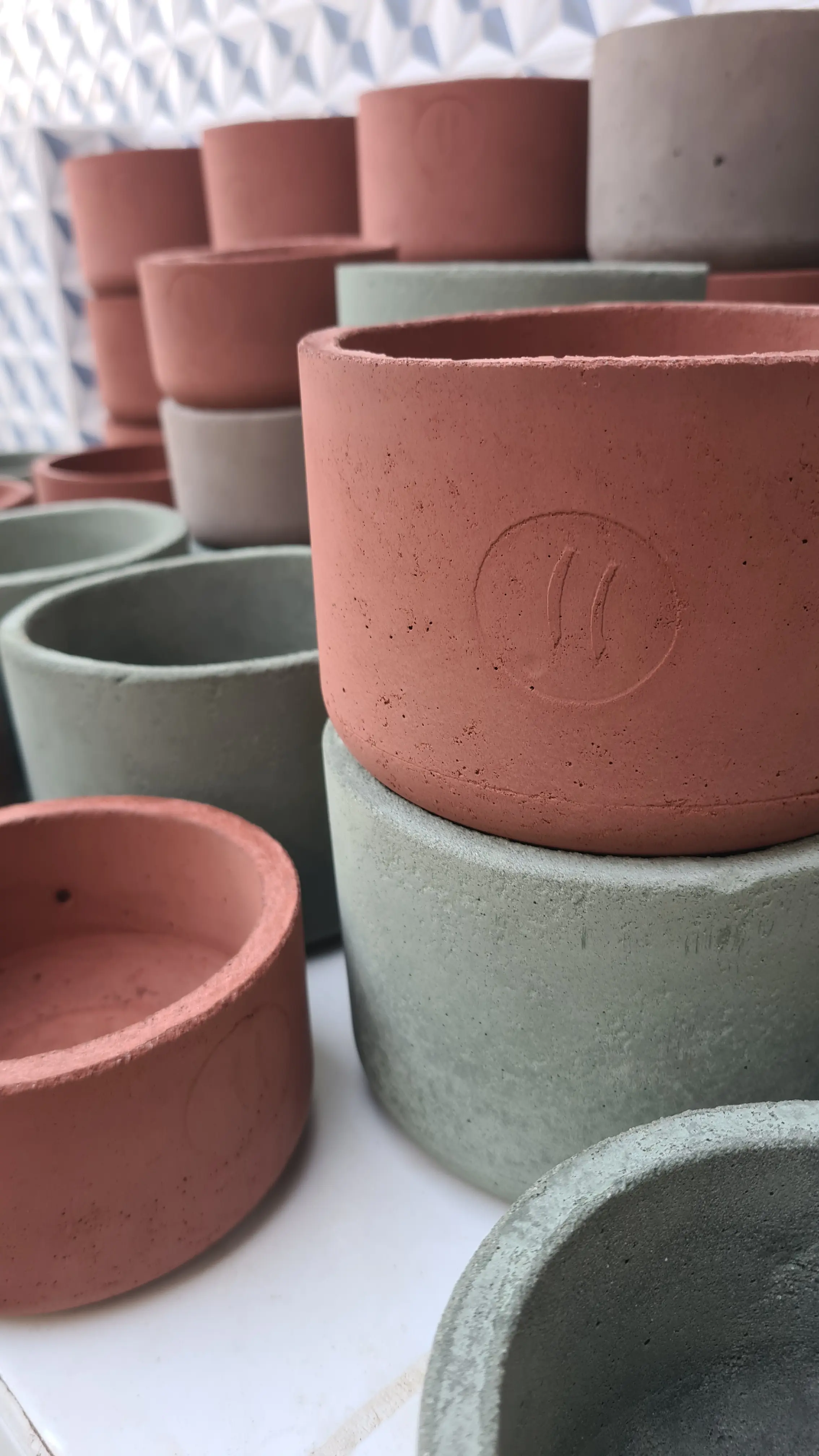 Vasos artesanais de concreto fabricados pela equipe Massa Grossa