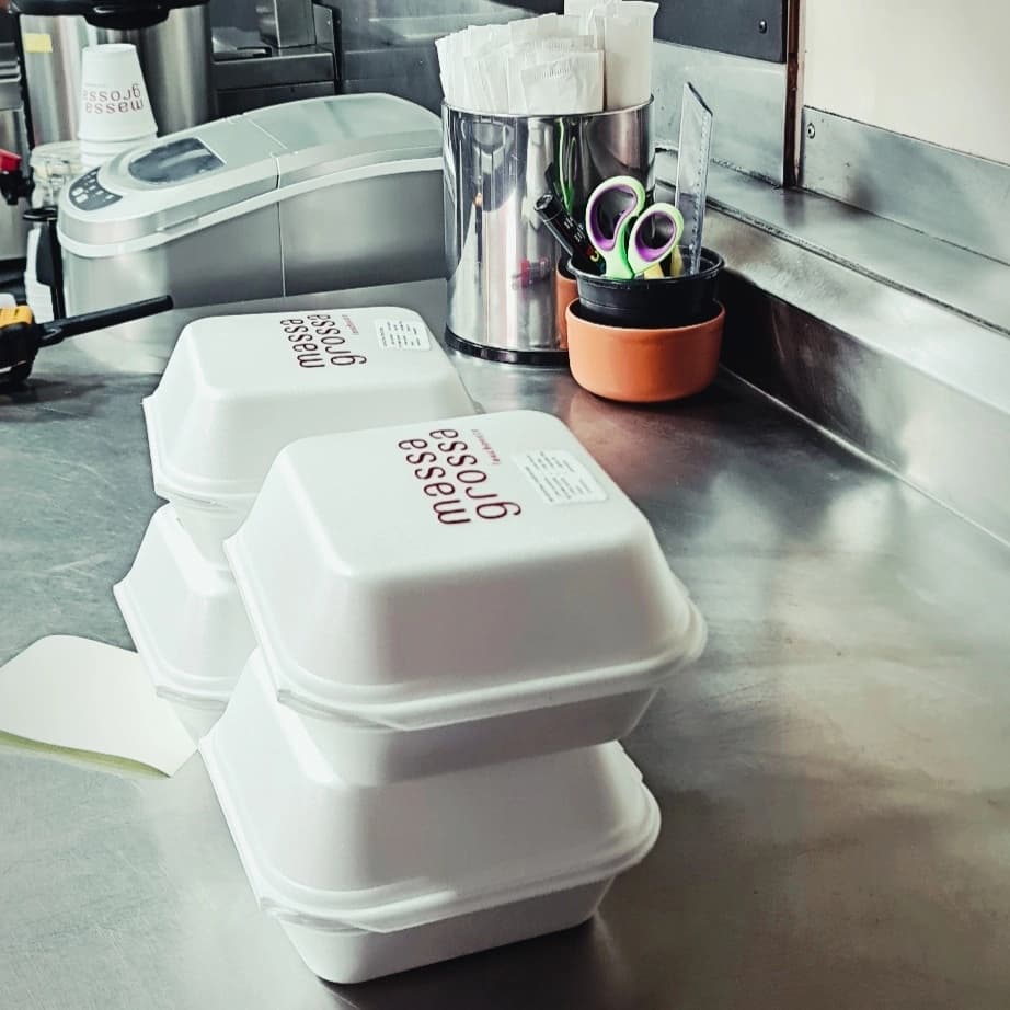 Embalagens de delivery Massa Grossa sendo preparadas no balcão