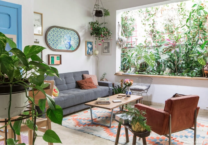 Ambiente bem iluminado com paredes claras e plantas